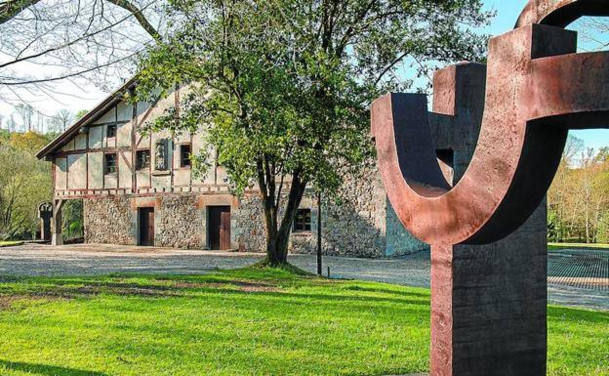 Nausica Sánchez, junto a una de las obras expuestas en Chillida Leku 