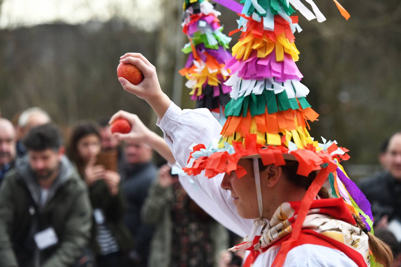 La cantante Izaro ha sido este miércoles la invitada de honor para inaugurar de manera oficial la XXVII temporada del txotx 2020 en la sidrería Alorrenea, de Astigarraga. Al grito del ya tradicional 'Gure Sagardo Berria' ('Nuestra nueva sidra'), Izaro ha abierto la primera kupela de sidra, que este año se caracteriza por ser un caldo «equilibrado y con aromas a fruta fresca». Se da la paradoja de que la cantante no bebe alcohol, como ella misma ha reconocido, aunque ha recibido con «honor» la invitación, además de con «sorpresa». Así, ha alzado el vaso y ha probado «un poquito» la sidra.