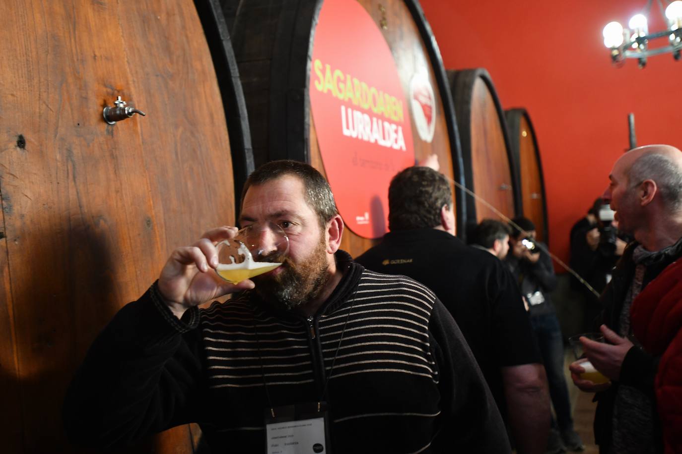 La cantante Izaro ha sido este miércoles la invitada de honor para inaugurar de manera oficial la XXVII temporada del txotx 2020 en la sidrería Alorrenea, de Astigarraga. Al grito del ya tradicional 'Gure Sagardo Berria' ('Nuestra nueva sidra'), Izaro ha abierto la primera kupela de sidra, que este año se caracteriza por ser un caldo «equilibrado y con aromas a fruta fresca». Se da la paradoja de que la cantante no bebe alcohol, como ella misma ha reconocido, aunque ha recibido con «honor» la invitación, además de con «sorpresa». Así, ha alzado el vaso y ha probado «un poquito» la sidra.