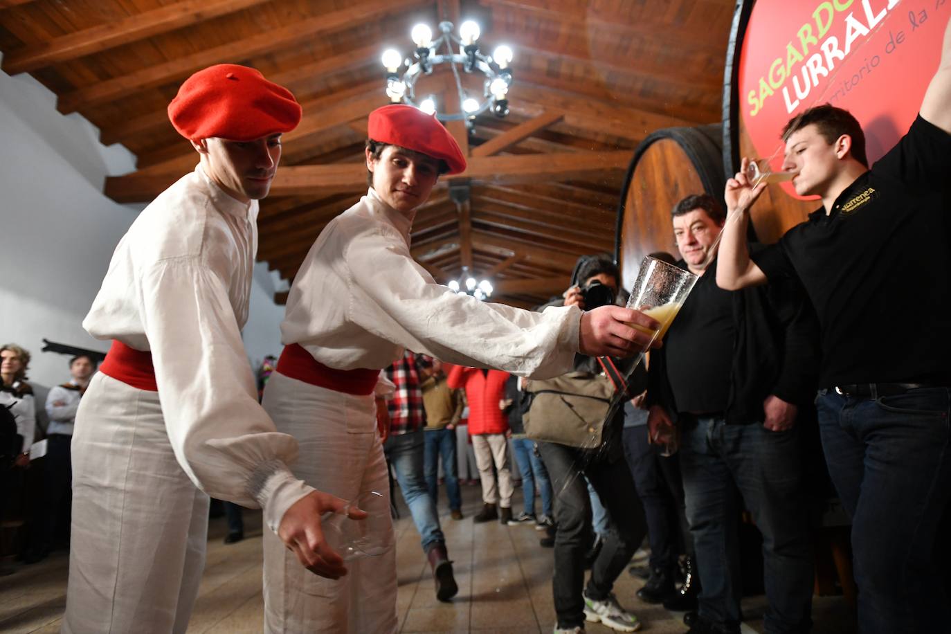 La cantante Izaro ha sido este miércoles la invitada de honor para inaugurar de manera oficial la XXVII temporada del txotx 2020 en la sidrería Alorrenea, de Astigarraga. Al grito del ya tradicional 'Gure Sagardo Berria' ('Nuestra nueva sidra'), Izaro ha abierto la primera kupela de sidra, que este año se caracteriza por ser un caldo «equilibrado y con aromas a fruta fresca». Se da la paradoja de que la cantante no bebe alcohol, como ella misma ha reconocido, aunque ha recibido con «honor» la invitación, además de con «sorpresa». Así, ha alzado el vaso y ha probado «un poquito» la sidra.