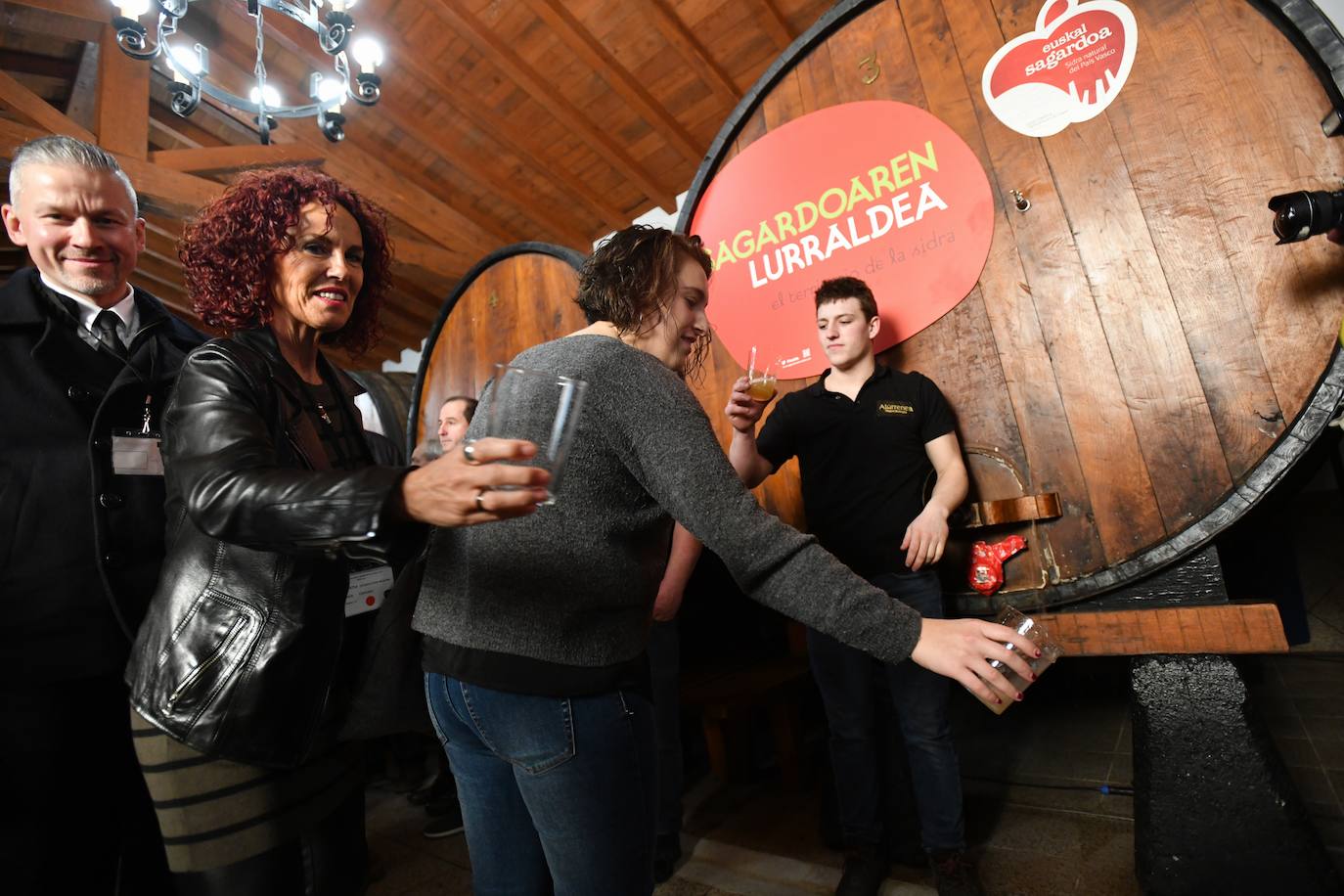 La cantante Izaro ha sido este miércoles la invitada de honor para inaugurar de manera oficial la XXVII temporada del txotx 2020 en la sidrería Alorrenea, de Astigarraga. Al grito del ya tradicional 'Gure Sagardo Berria' ('Nuestra nueva sidra'), Izaro ha abierto la primera kupela de sidra, que este año se caracteriza por ser un caldo «equilibrado y con aromas a fruta fresca». Se da la paradoja de que la cantante no bebe alcohol, como ella misma ha reconocido, aunque ha recibido con «honor» la invitación, además de con «sorpresa». Así, ha alzado el vaso y ha probado «un poquito» la sidra.