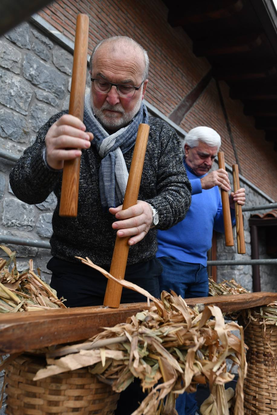 La cantante Izaro ha sido este miércoles la invitada de honor para inaugurar de manera oficial la XXVII temporada del txotx 2020 en la sidrería Alorrenea, de Astigarraga. Al grito del ya tradicional 'Gure Sagardo Berria' ('Nuestra nueva sidra'), Izaro ha abierto la primera kupela de sidra, que este año se caracteriza por ser un caldo «equilibrado y con aromas a fruta fresca». Se da la paradoja de que la cantante no bebe alcohol, como ella misma ha reconocido, aunque ha recibido con «honor» la invitación, además de con «sorpresa». Así, ha alzado el vaso y ha probado «un poquito» la sidra.