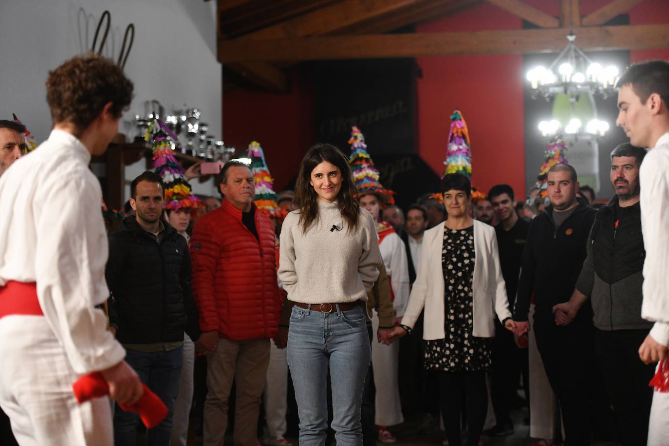 La cantante Izaro ha sido este miércoles la invitada de honor para inaugurar de manera oficial la XXVII temporada del txotx 2020 en la sidrería Alorrenea, de Astigarraga. Al grito del ya tradicional 'Gure Sagardo Berria' ('Nuestra nueva sidra'), Izaro ha abierto la primera kupela de sidra, que este año se caracteriza por ser un caldo «equilibrado y con aromas a fruta fresca». Se da la paradoja de que la cantante no bebe alcohol, como ella misma ha reconocido, aunque ha recibido con «honor» la invitación, además de con «sorpresa». Así, ha alzado el vaso y ha probado «un poquito» la sidra.