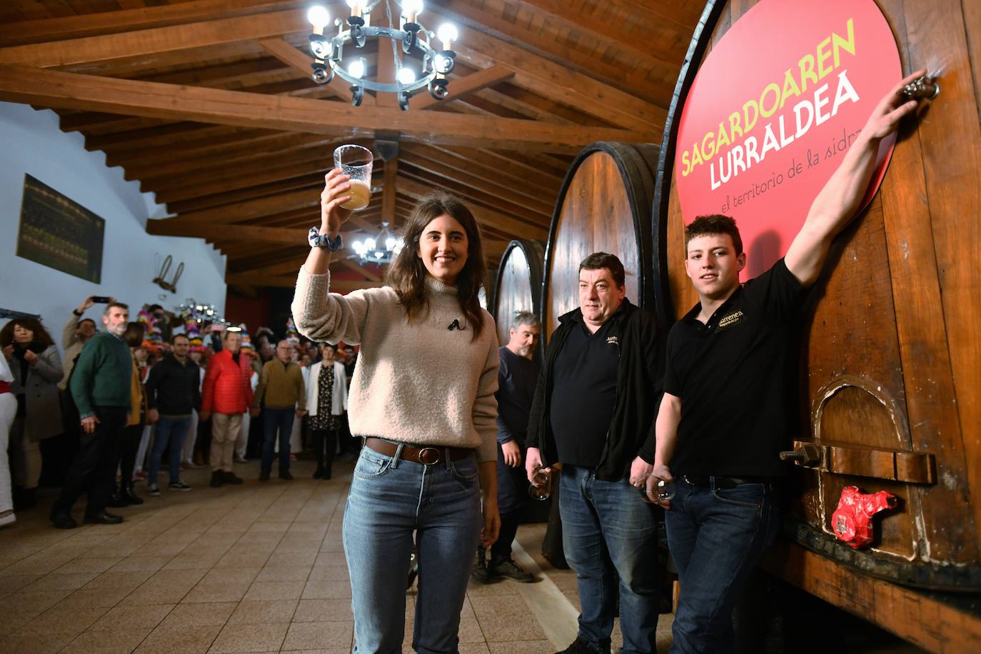 La cantante Izaro ha sido este miércoles la invitada de honor para inaugurar de manera oficial la XXVII temporada del txotx 2020 en la sidrería Alorrenea, de Astigarraga. Al grito del ya tradicional 'Gure Sagardo Berria' ('Nuestra nueva sidra'), Izaro ha abierto la primera kupela de sidra, que este año se caracteriza por ser un caldo «equilibrado y con aromas a fruta fresca». Se da la paradoja de que la cantante no bebe alcohol, como ella misma ha reconocido, aunque ha recibido con «honor» la invitación, además de con «sorpresa». Así, ha alzado el vaso y ha probado «un poquito» la sidra.