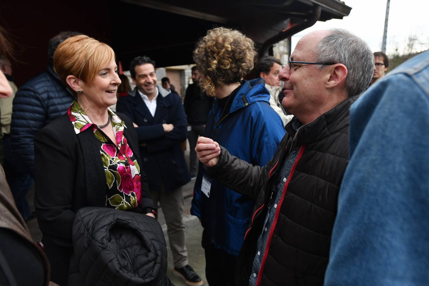 La cantante Izaro ha sido este miércoles la invitada de honor para inaugurar de manera oficial la XXVII temporada del txotx 2020 en la sidrería Alorrenea, de Astigarraga. Al grito del ya tradicional 'Gure Sagardo Berria' ('Nuestra nueva sidra'), Izaro ha abierto la primera kupela de sidra, que este año se caracteriza por ser un caldo «equilibrado y con aromas a fruta fresca». Se da la paradoja de que la cantante no bebe alcohol, como ella misma ha reconocido, aunque ha recibido con «honor» la invitación, además de con «sorpresa». Así, ha alzado el vaso y ha probado «un poquito» la sidra.