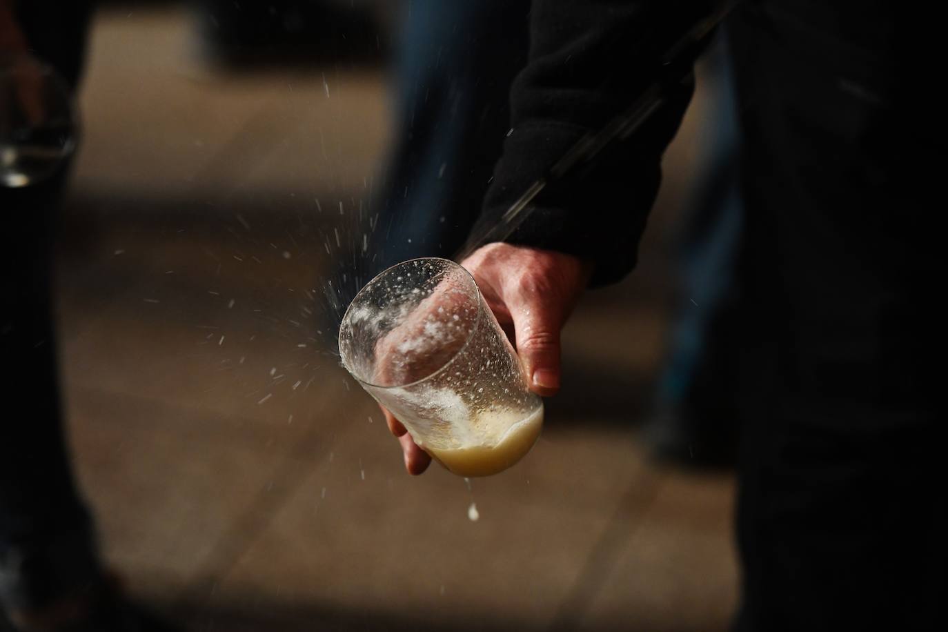 La cantante Izaro ha sido este miércoles la invitada de honor para inaugurar de manera oficial la XXVII temporada del txotx 2020 en la sidrería Alorrenea, de Astigarraga. Al grito del ya tradicional 'Gure Sagardo Berria' ('Nuestra nueva sidra'), Izaro ha abierto la primera kupela de sidra, que este año se caracteriza por ser un caldo «equilibrado y con aromas a fruta fresca». Se da la paradoja de que la cantante no bebe alcohol, como ella misma ha reconocido, aunque ha recibido con «honor» la invitación, además de con «sorpresa». Así, ha alzado el vaso y ha probado «un poquito» la sidra.