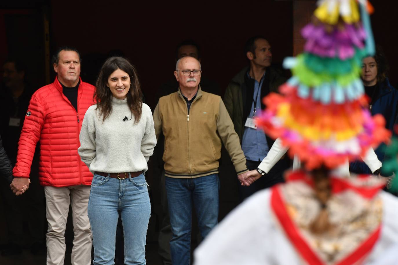 La cantante Izaro ha sido este miércoles la invitada de honor para inaugurar de manera oficial la XXVII temporada del txotx 2020 en la sidrería Alorrenea, de Astigarraga. Al grito del ya tradicional 'Gure Sagardo Berria' ('Nuestra nueva sidra'), Izaro ha abierto la primera kupela de sidra, que este año se caracteriza por ser un caldo «equilibrado y con aromas a fruta fresca». Se da la paradoja de que la cantante no bebe alcohol, como ella misma ha reconocido, aunque ha recibido con «honor» la invitación, además de con «sorpresa». Así, ha alzado el vaso y ha probado «un poquito» la sidra.