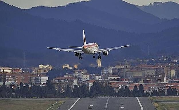 Las fuertes rachas de viento obligan a desviar tres vuelos que se dirigían al aeropuerto de Bilbao
