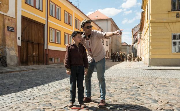 Taika Waititi da instrucciones al pequeño Roman Griffin Davis.