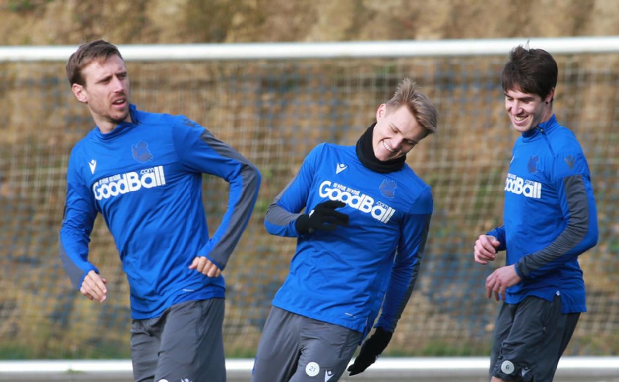 Odegaard, el lunes con los lesionados Monreal y Aritz. 