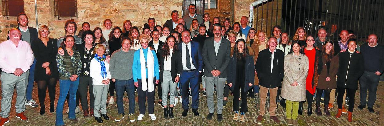 Goia, Aperribay y los concejales del Ayuntamiento, con los premiados, anoche en la Sociedad Gastronómica. 