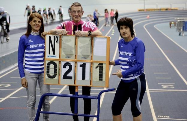 Maratón indoor. Eva Esnaola, Jesús Egimendia e Idoia Esnaola, preparándose para el reto de mañana en el velódromo.