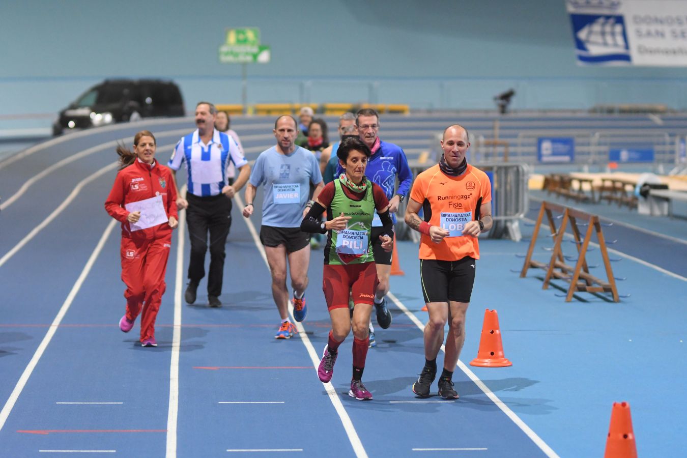Esta mañana se ha disputado un maratón indoor con 211 vueltas en la pista en la que han participado 8 veteranos corredores, entre ellos dos guipuzcoanos: Idoia Esnaola y Jesús Egimendia.