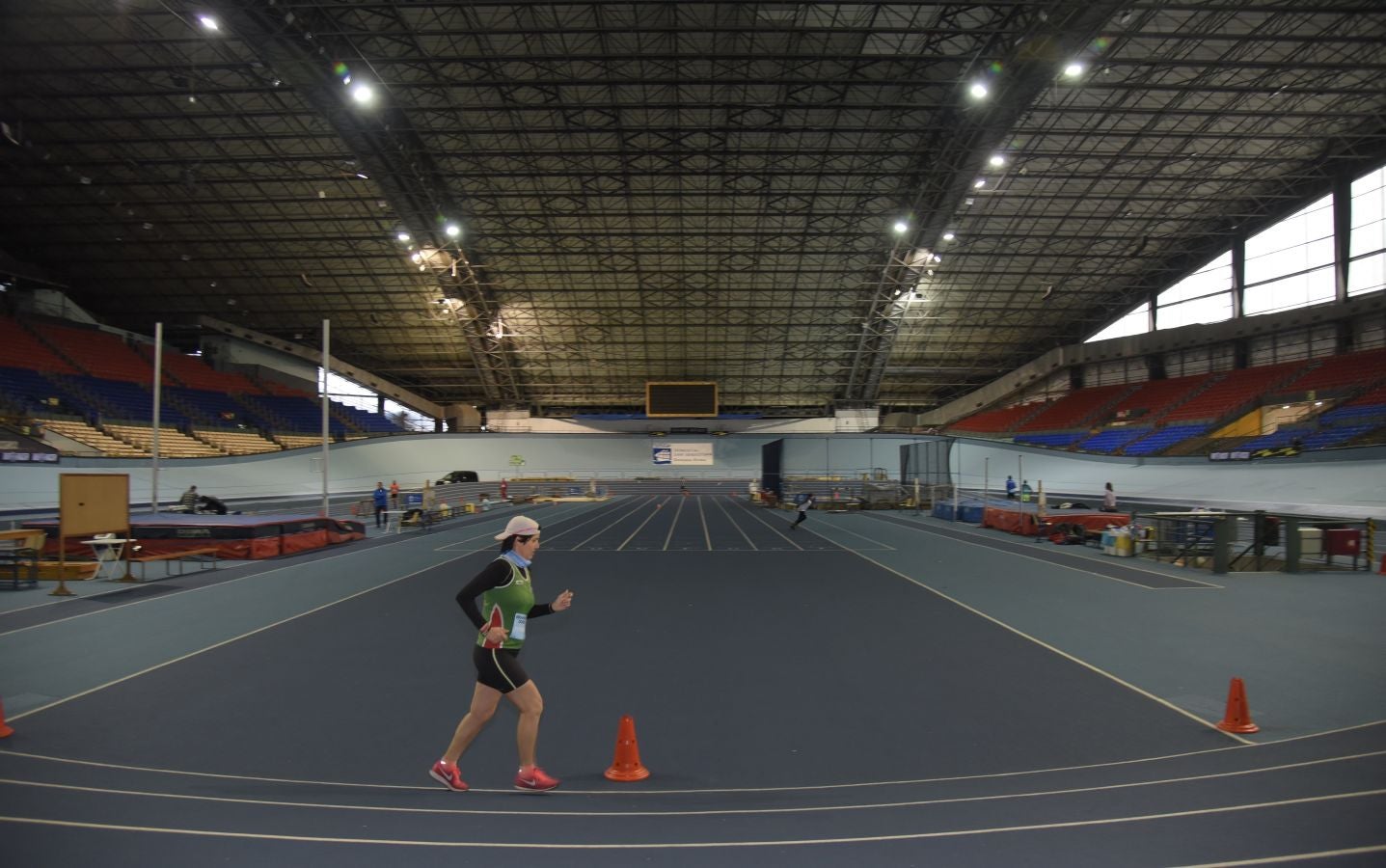 Esta mañana se ha disputado un maratón indoor con 211 vueltas en la pista en la que han participado 8 veteranos corredores, entre ellos dos guipuzcoanos: Idoia Esnaola y Jesús Egimendia.