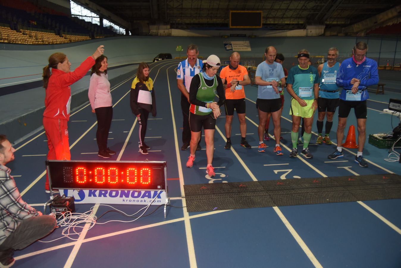 Esta mañana se ha disputado un maratón indoor con 211 vueltas en la pista en la que han participado 8 veteranos corredores, entre ellos dos guipuzcoanos: Idoia Esnaola y Jesús Egimendia.