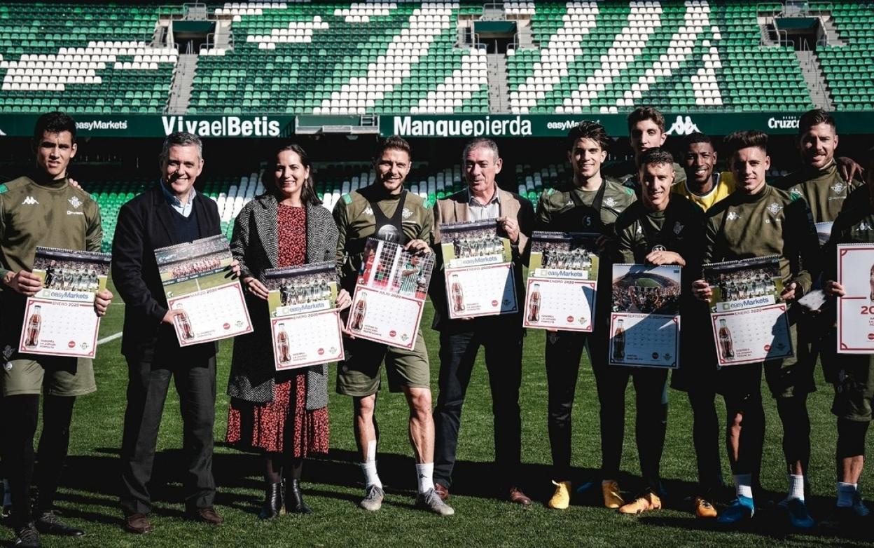 Jugadores y técnicos del Betis presentaron ayer el calendario del club en el Benito Villamarín. 