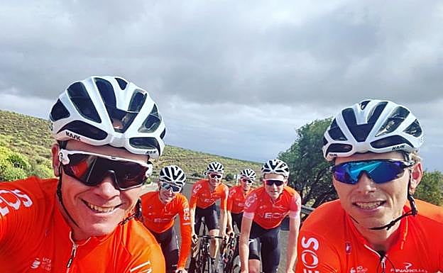 Froome se hace una foto con sus compañeros en Canarias. 