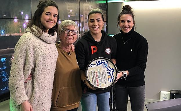 Irati Arrillaga, Rosa García, Carla Bautista y Marta Cardona, en el 'relevo' de los tambores de oro.