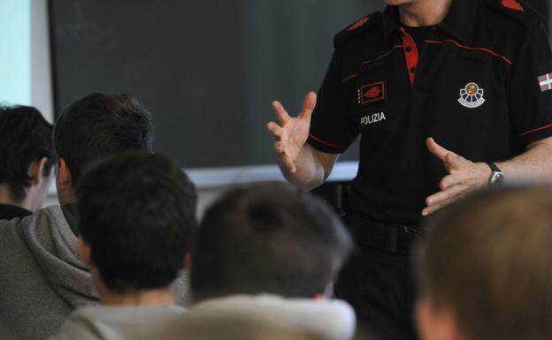 Consumo. Campaña de prevención del consumo de drogas entre los jóvenes en un centro escolar de bachillerato. 