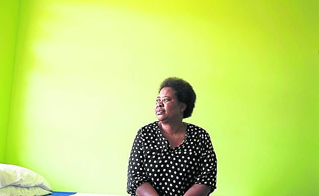 «Soy Poppy Makgobatlou, una mujer a la que su marido maltrató durante años. Antes escondía mis problemas. Ya no. Eso te mata desde dentro», proclama esta valiente sudafricana.