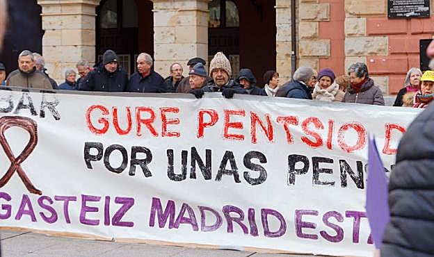 Los pensionistas de Eibar volvieron a concentrarse ayer como todos los lunes. 