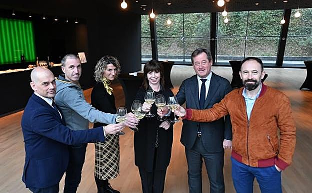 Igor Uria, Haritz Alberdi, Itziar Larrañaga, Miren Vives, Bingen Zupiria y Denis Itxaso brindan con txakoli tras la presentación de la programación de 2020. 