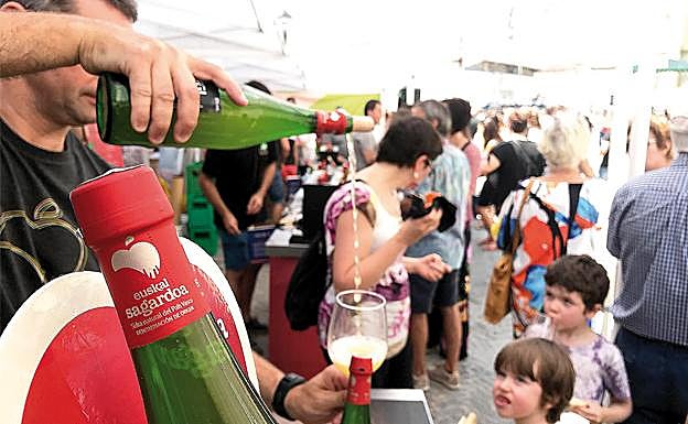 La sidra D.O. Euskal Sagardoa se distingue por el capuchón y la manzana rojos del cuello de la botella. 