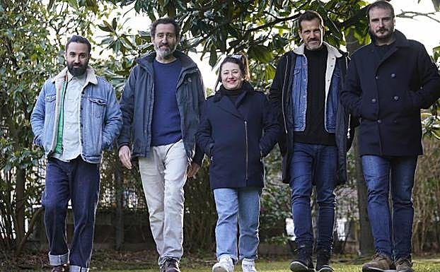 Aritz Moreno, Jon Garaño, Leire Apellaniz, Jose Mari Goenaga y Aitor Arregi, en la entrada de DV
