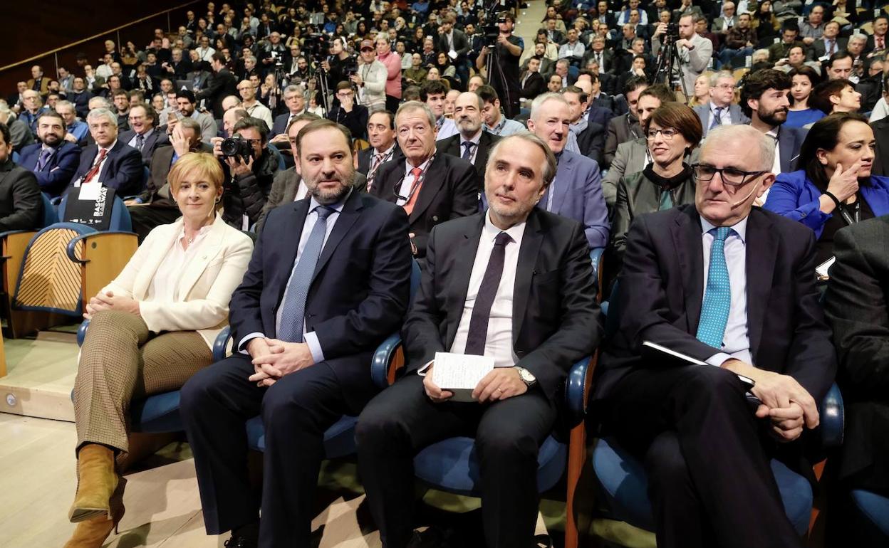Tapia y Ábalos, en la primera fila del Kursaal este miércoles durante la cuarta edición del foro Basque Railway. 