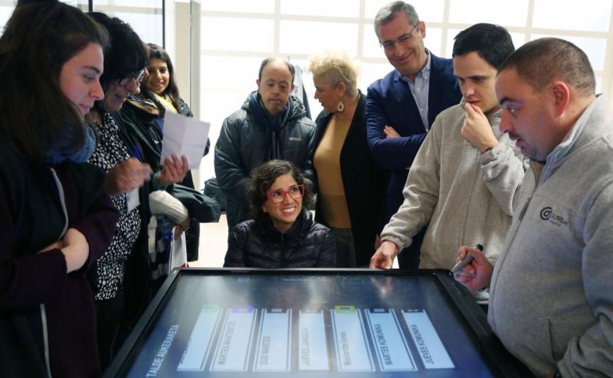 Visita de Catalina Devandas, de la ONU, a la sede de Gureak. 