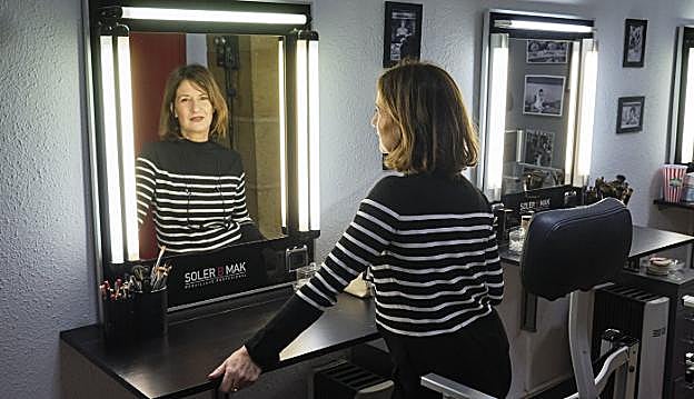 La maquilladora Karmele Soler, ante el espejo de su estudio donostiarra.