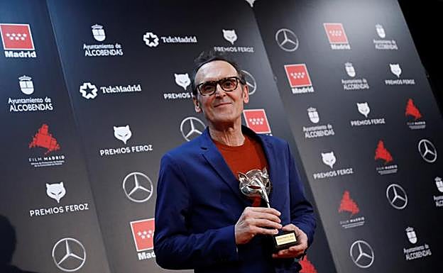 Alberto Iglesias, con el premio Feroz que ganó la semana pasada