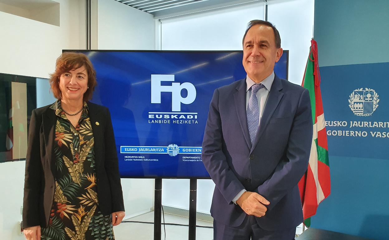 Cristina Uriarte y Jorge Arévalo, en la rueda de prensa que han ofrecido esta mañana. 