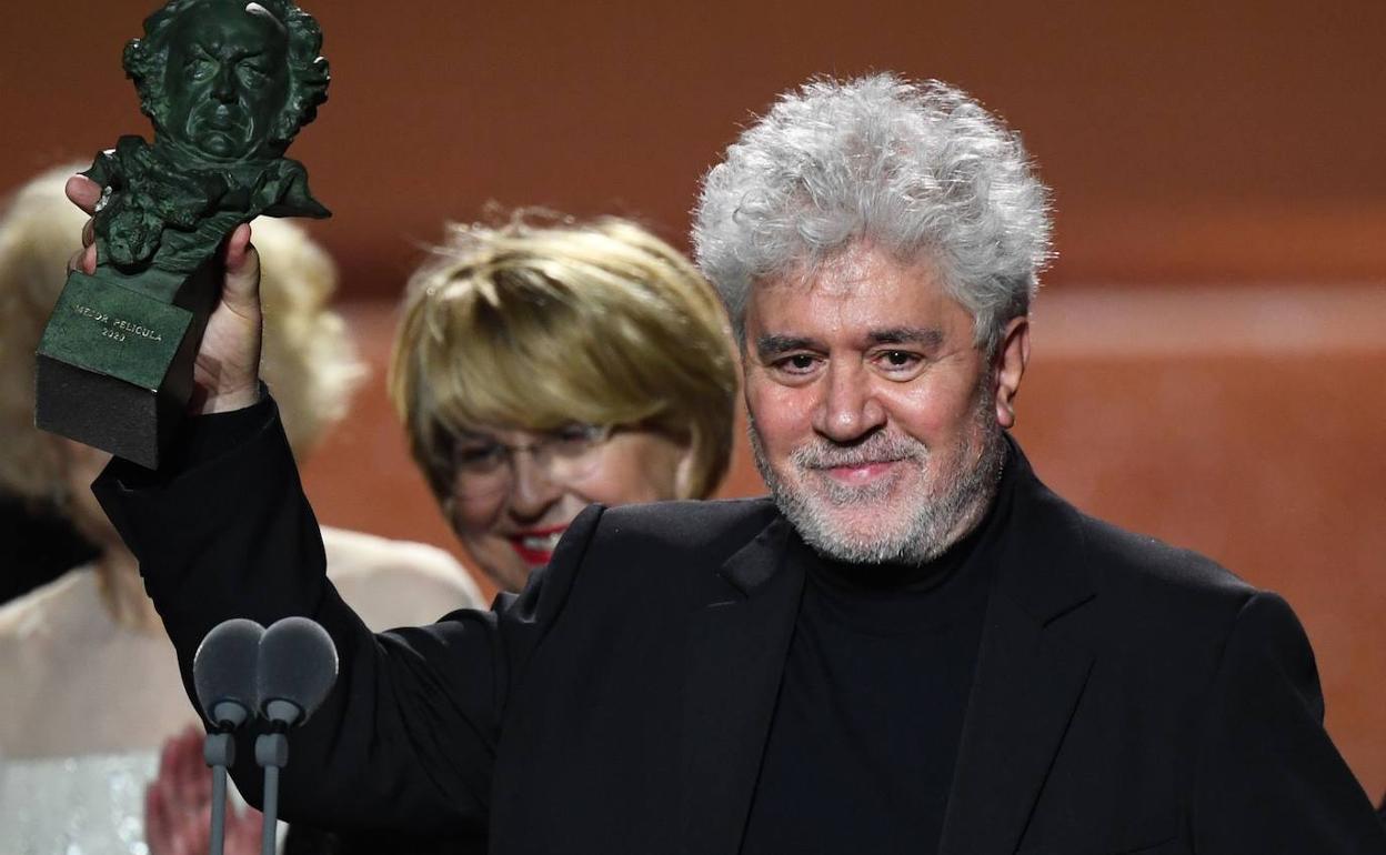 Pedro Almodóvar al recibir el galardón a la mejor película.