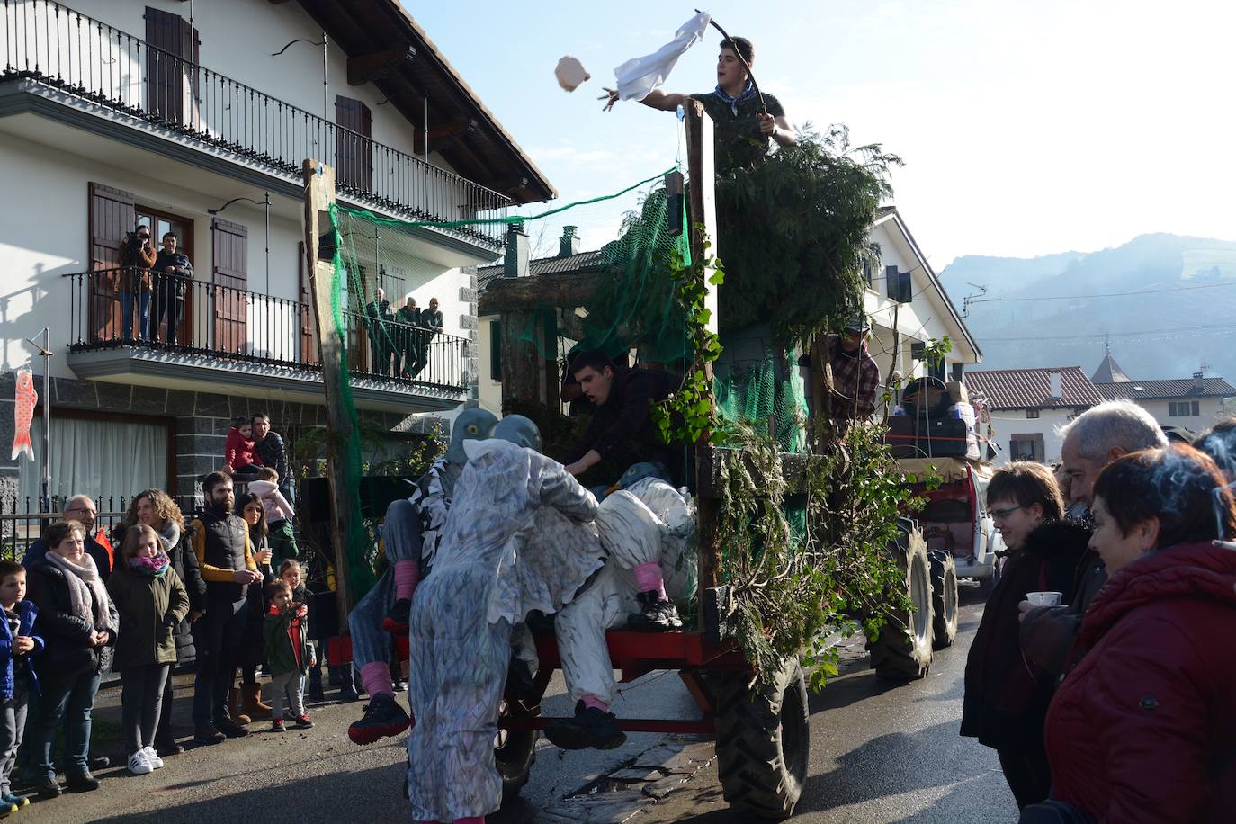 El desfile de carrozas de Carnaval, en el que participan casi todos los vecinos, atrajo ayer a cientos de visitantes 