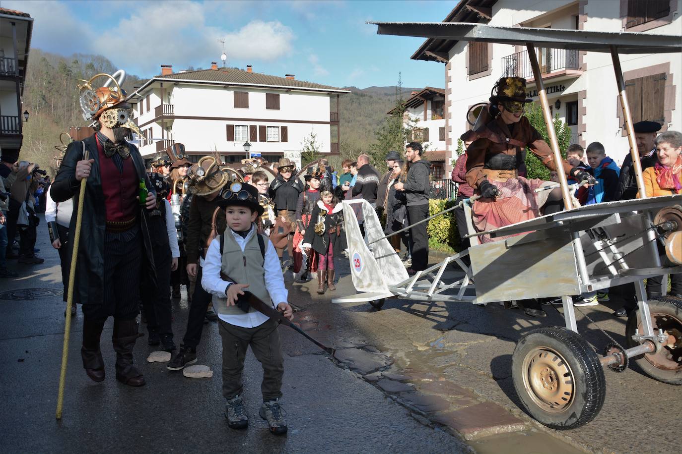 El desfile de carrozas de Carnaval, en el que participan casi todos los vecinos, atrajo ayer a cientos de visitantes 