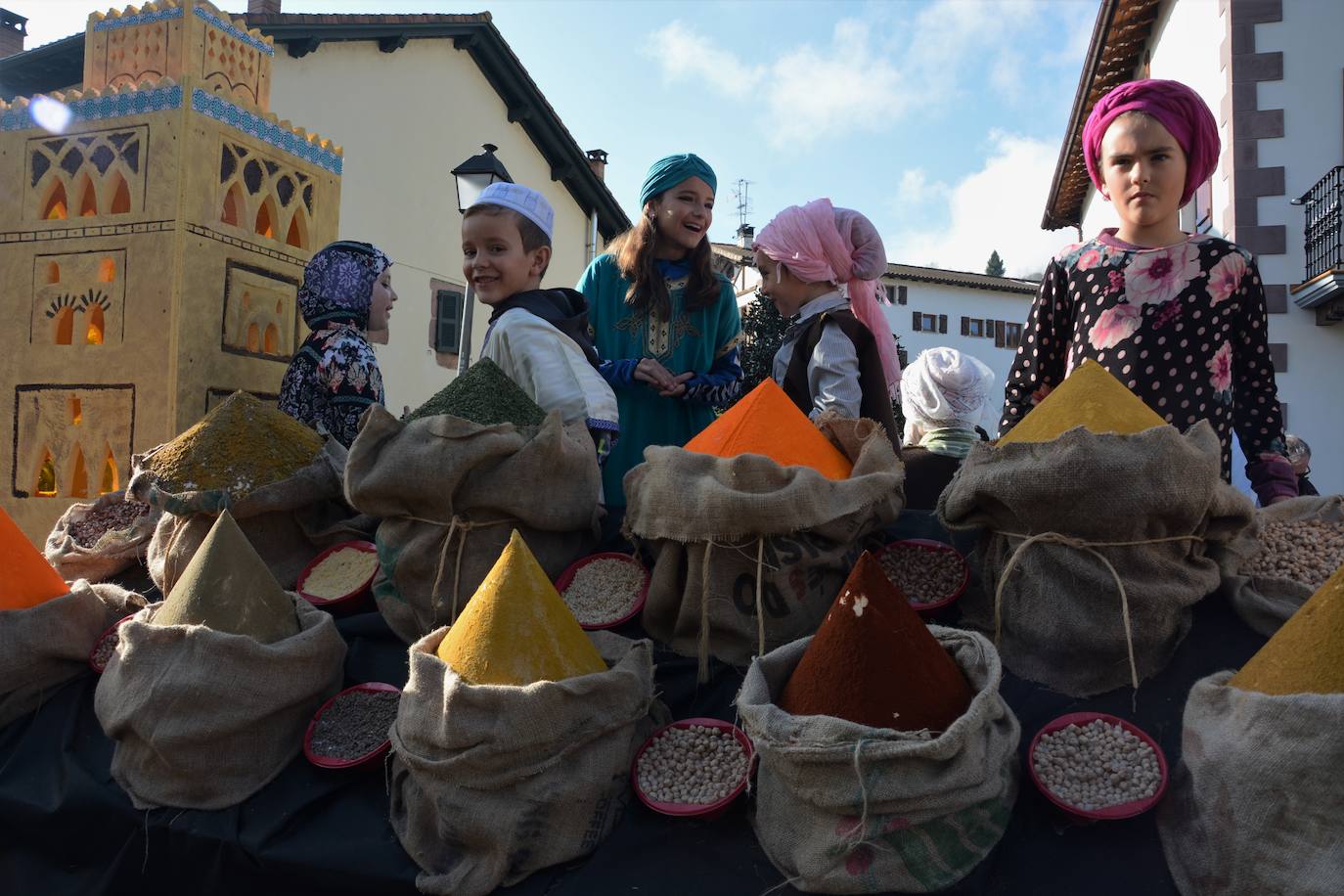 El desfile de carrozas de Carnaval, en el que participan casi todos los vecinos, atrajo ayer a cientos de visitantes 