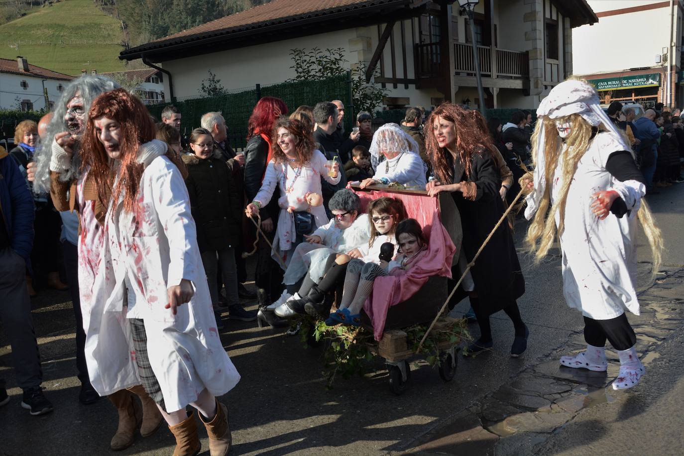 El desfile de carrozas de Carnaval, en el que participan casi todos los vecinos, atrajo ayer a cientos de visitantes 