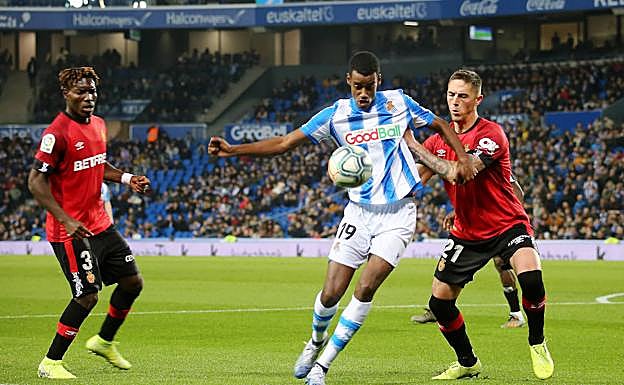 Isak trata de controlar el balón ante Raíllo. 