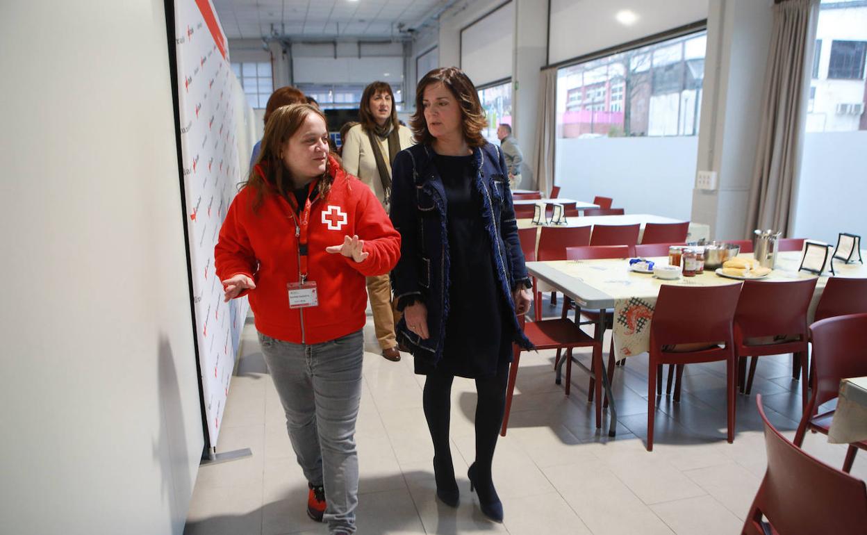 La consejera Beatriz Artolazabal en su visita al albergue de Irun. 