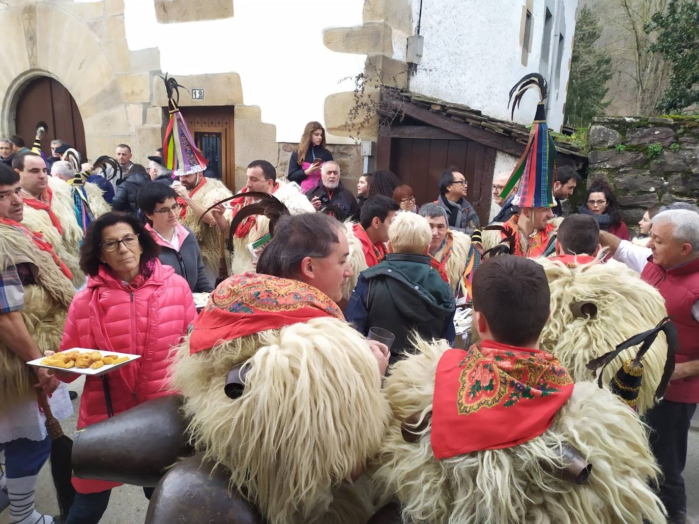 Joaldunak y mozorroak han llegado este lunes desde Zubieta y Aurtitz hasta Ituren para celebrar el carnaval. El encuentro se ha producido pasadas las dos de la tarde, pero al mediodía los joaldunak han recorrido sus respectivas localidades. Después, se han dirigido al encuentro que se produce en el barrio de Latsaga.
