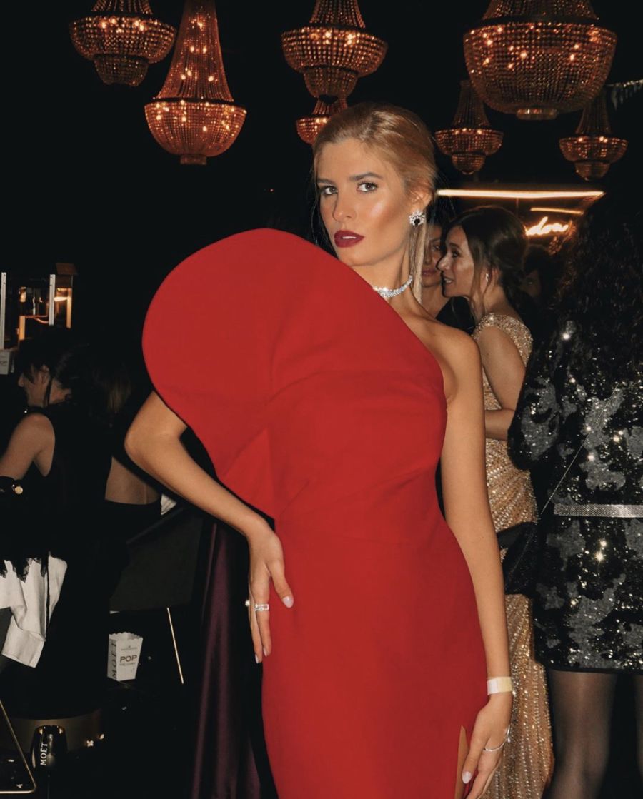 Teresa Andrés pusó la nota de color a la noche. Un vestido muy femenino y sofisticado en rojo. Un diseño de Diego Estrada