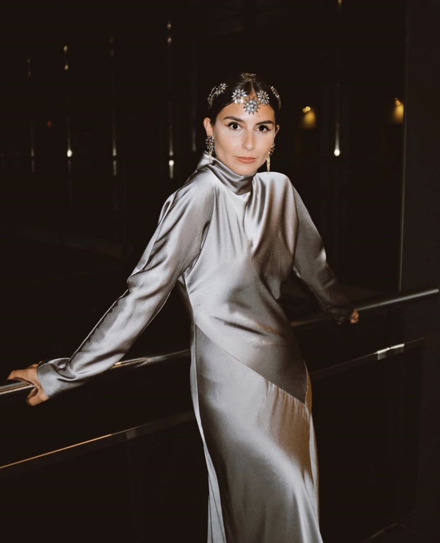 Erea Louro, fiel a su estilo minimal, optó por un vestido satinado en color gris. Un diseño de Roberto Verino