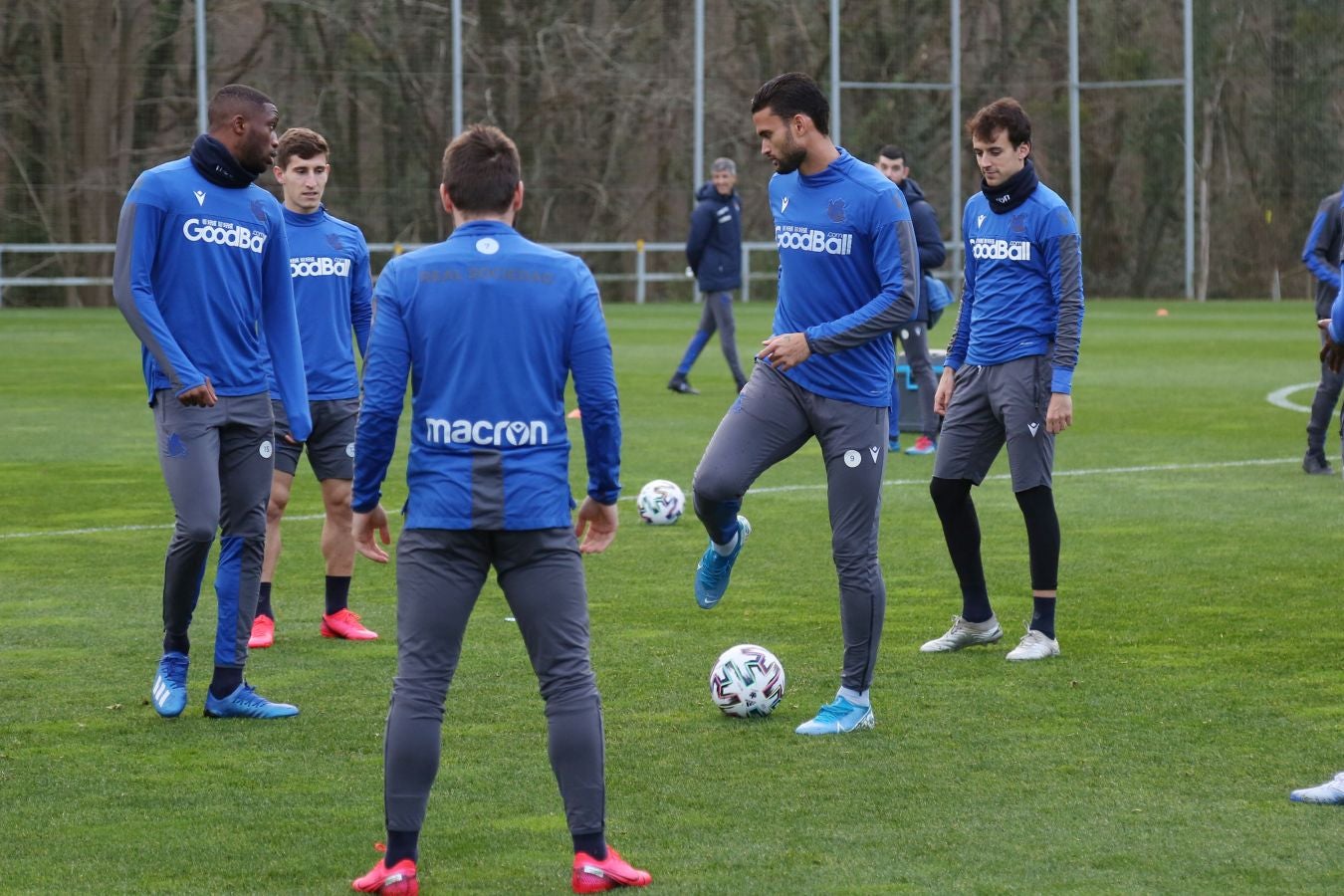 Imanol Alguacil ha convocado a todos los jugadores disponibles de la primera plantilla para medirse a Osasuna en Copa. Recupera a Monreal y Willian José vuelve a la lista, pero pierde a Llorente por una rotura para al menos los dos próximos partidos.
