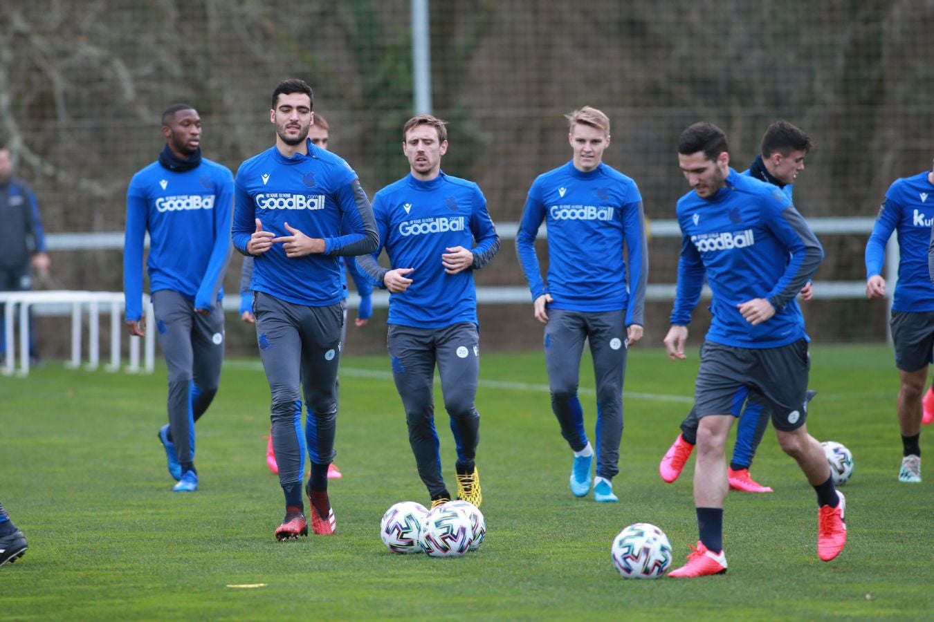 Imanol Alguacil ha convocado a todos los jugadores disponibles de la primera plantilla para medirse a Osasuna en Copa. Recupera a Monreal y Willian José vuelve a la lista, pero pierde a Llorente por una rotura para al menos los dos próximos partidos.