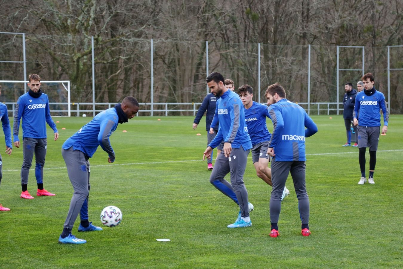 Imanol Alguacil ha convocado a todos los jugadores disponibles de la primera plantilla para medirse a Osasuna en Copa. Recupera a Monreal y Willian José vuelve a la lista, pero pierde a Llorente por una rotura para al menos los dos próximos partidos.