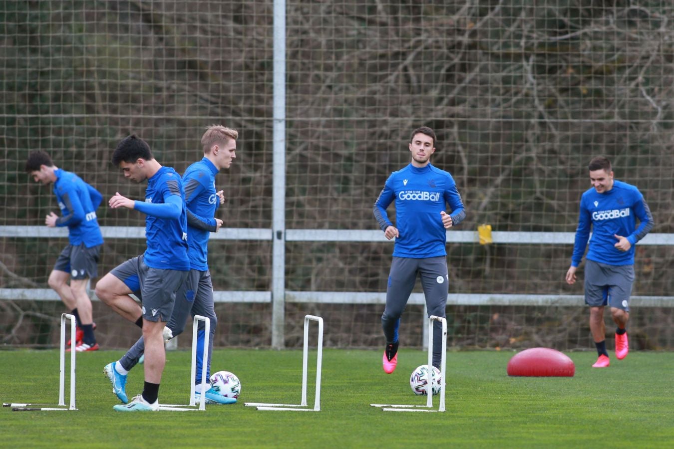 Imanol Alguacil ha convocado a todos los jugadores disponibles de la primera plantilla para medirse a Osasuna en Copa. Recupera a Monreal y Willian José vuelve a la lista, pero pierde a Llorente por una rotura para al menos los dos próximos partidos.