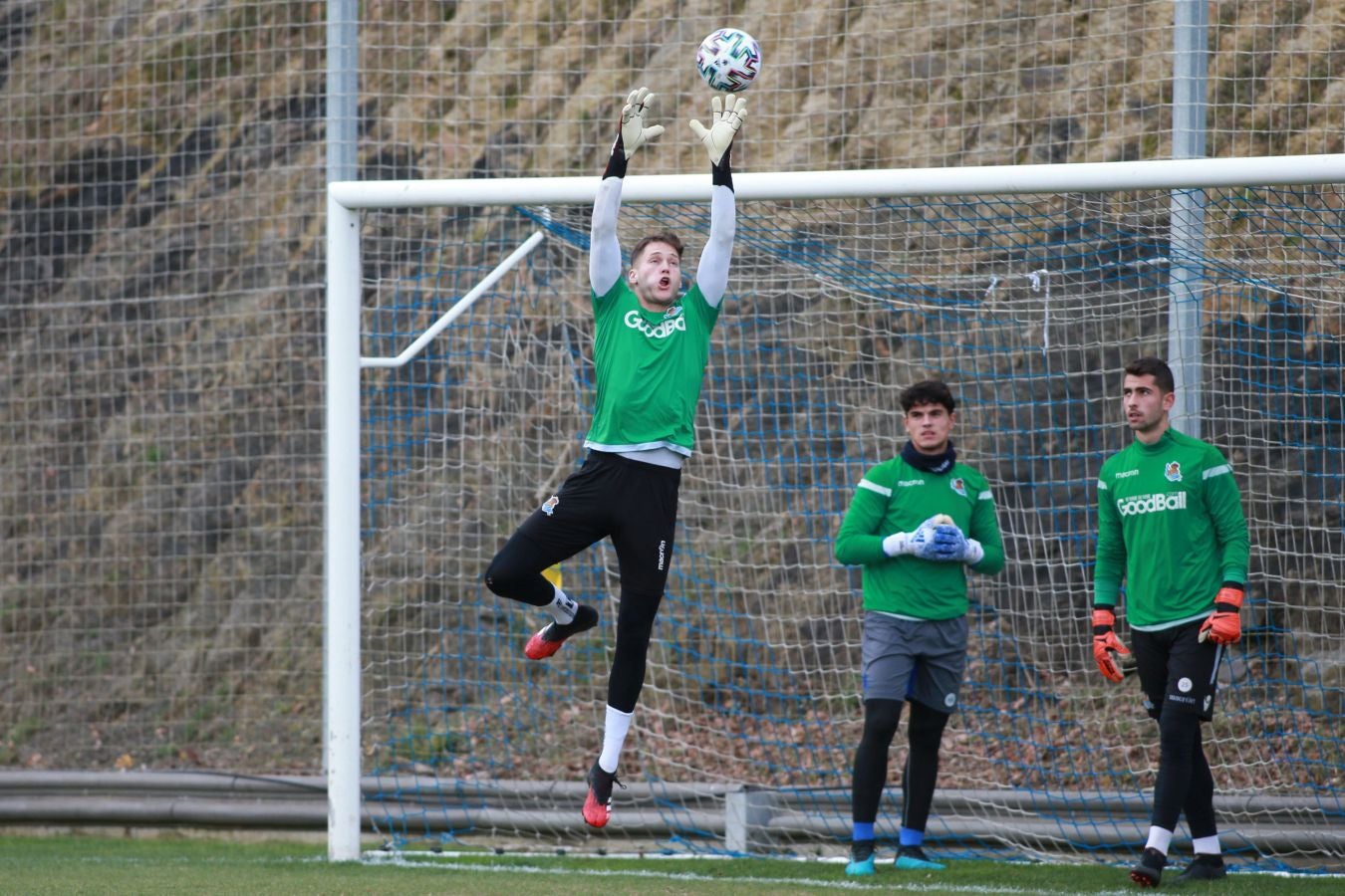 Imanol Alguacil ha convocado a todos los jugadores disponibles de la primera plantilla para medirse a Osasuna en Copa. Recupera a Monreal y Willian José vuelve a la lista, pero pierde a Llorente por una rotura para al menos los dos próximos partidos.