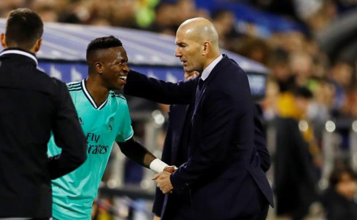 Zidane felicita a Vinicius tras el cambio del brasileño.