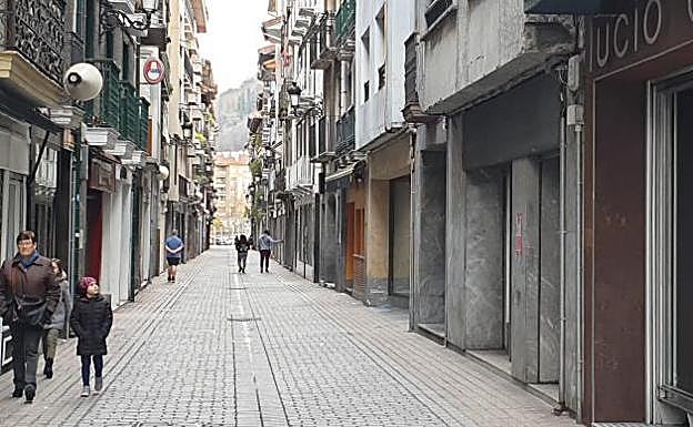 La mayoría de los establecimientos de Azpeitia han estado con la persiana bajada.